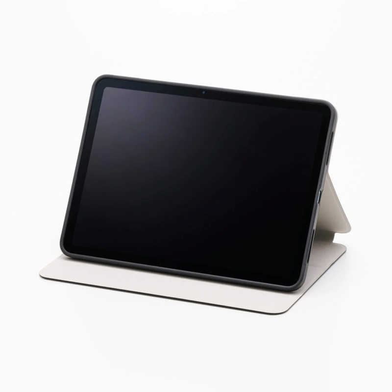スタンド機能付きカバーを装着したタブレット