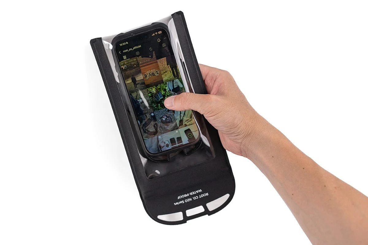 スマートフォンを操作する様子