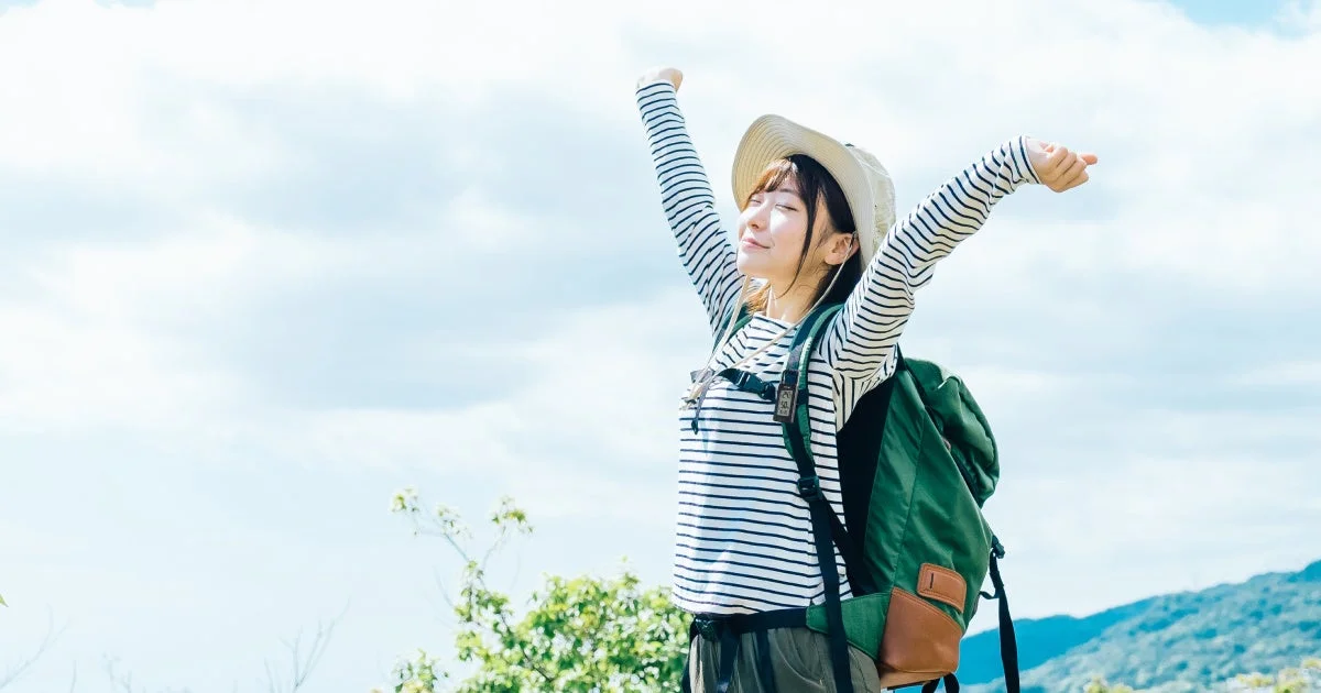 女性,ハイキング,登山,自然,青空,笑顔,リフレッシュ,アウトドア,旅行,リュック,帽子,ストライプ