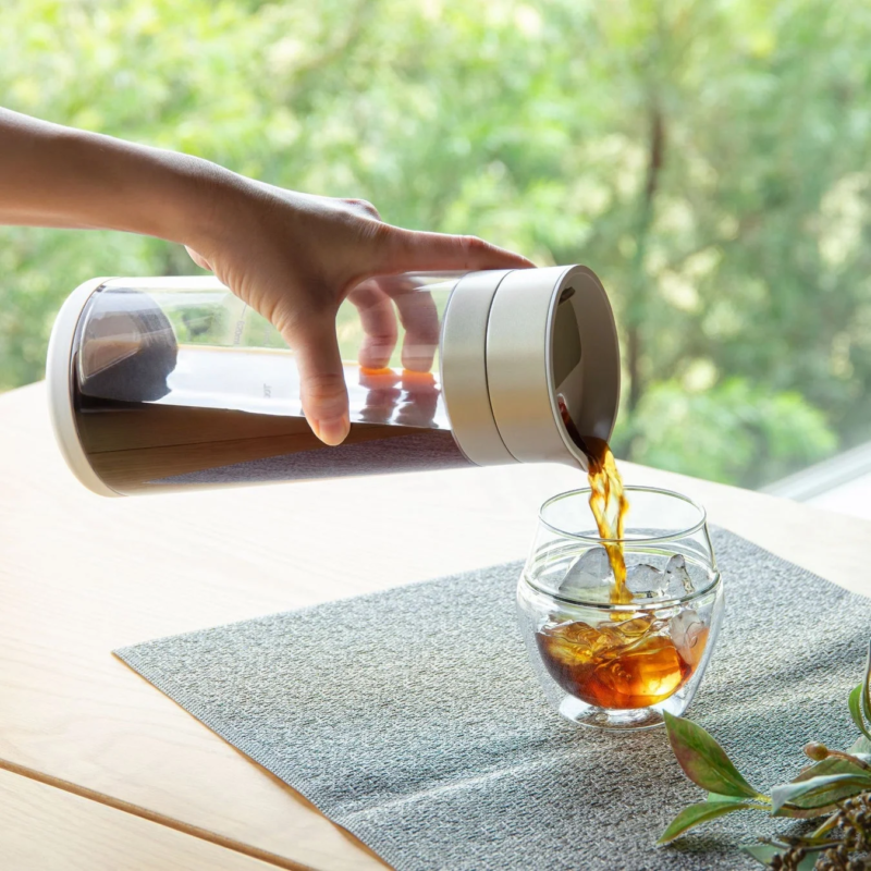 コールドブリューを注ぐ様子