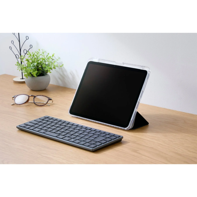タブレットとキーボードが置かれたデスク