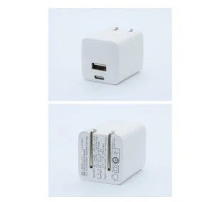 白いキューブ型のスマートプラグまたはUSB充電器が2つの異なる角度から撮影されています。