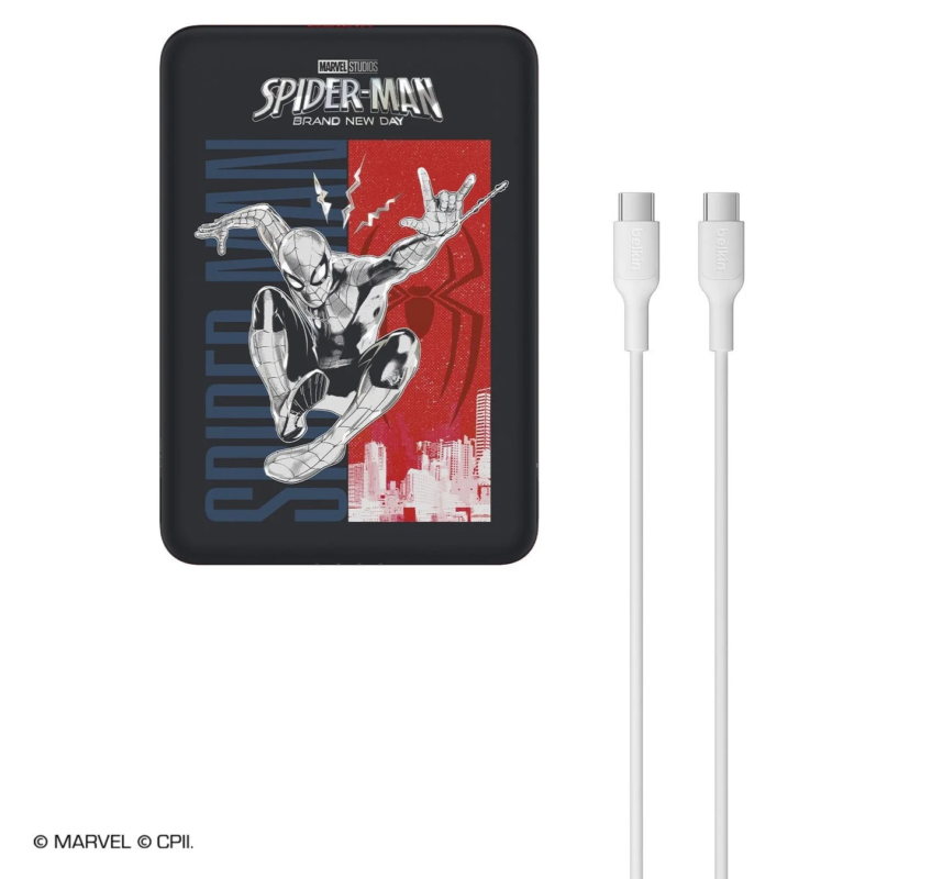 スパイダーマンがデザインされた黒いモバイルバッテリーと、白いBelkin製USB-Cケーブル