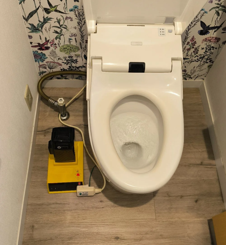 チャリパワーで明かりが確保されたトイレ
