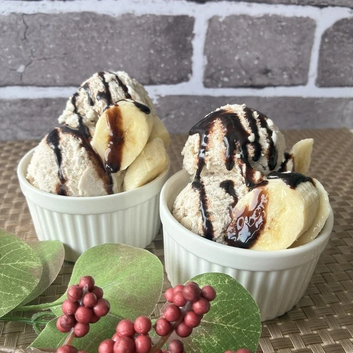 バナナとチョコレートソースがトッピングされたアイスクリーム