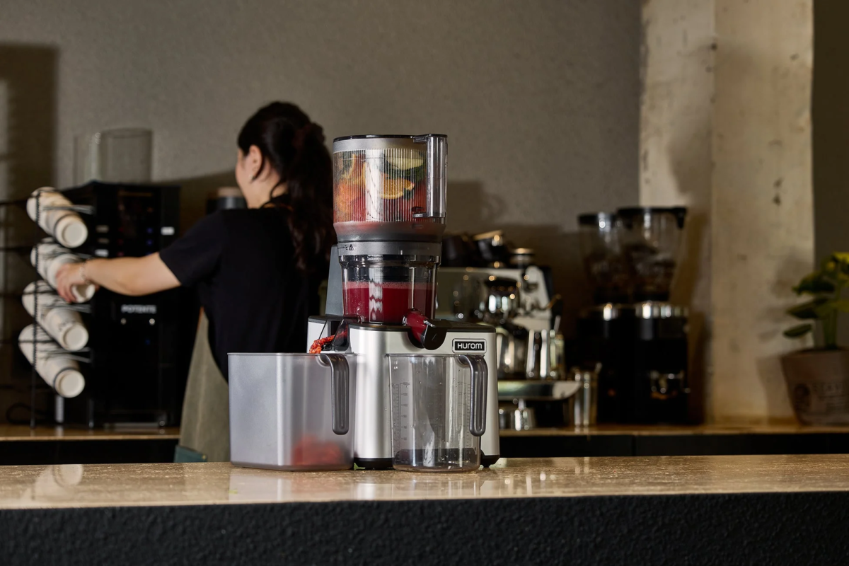 スタッフがHUROMのジューサーを使って新鮮なジュースを準備している様子