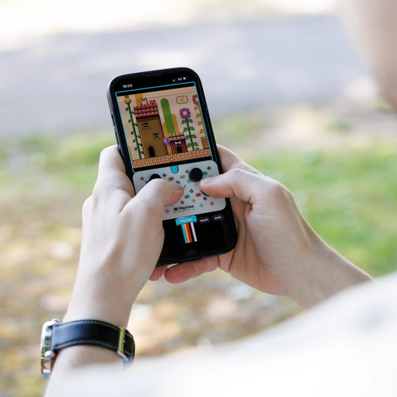 スマートフォンでゲームをプレイする様子