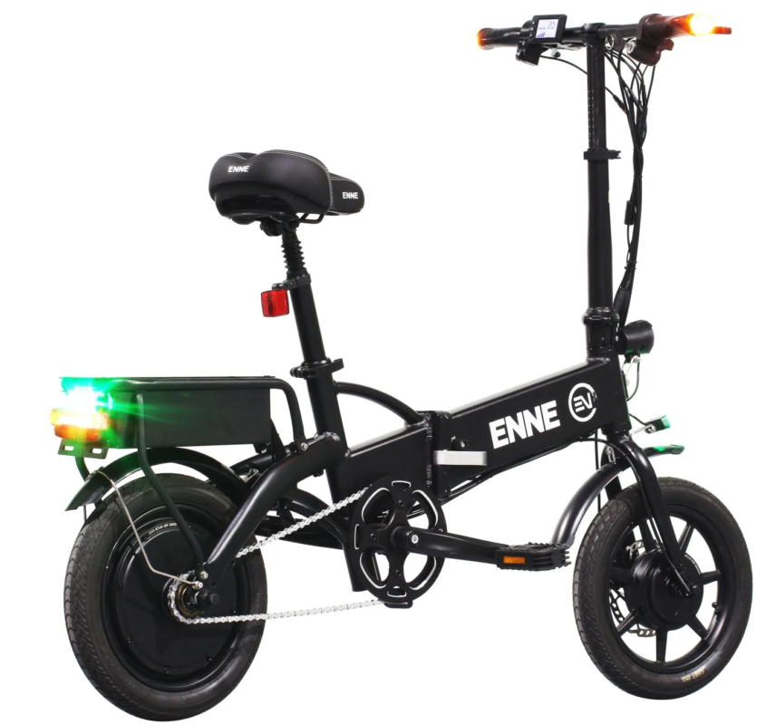 白い背景に、黒い折りたたみ式の電動アシスト自転車が写っています。前後のライトが点灯しており、ハンドルにはディスプレイが見えます。都市での移動に適したモダンなデザインです。