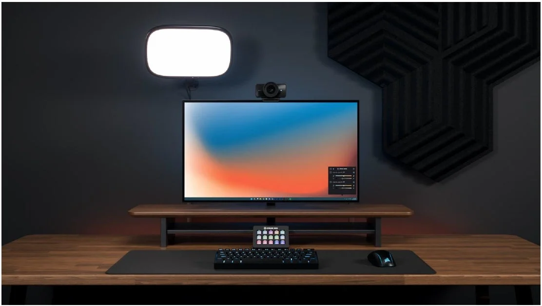 デスクセットアップに設置されたElgato Key Light Air MK.2