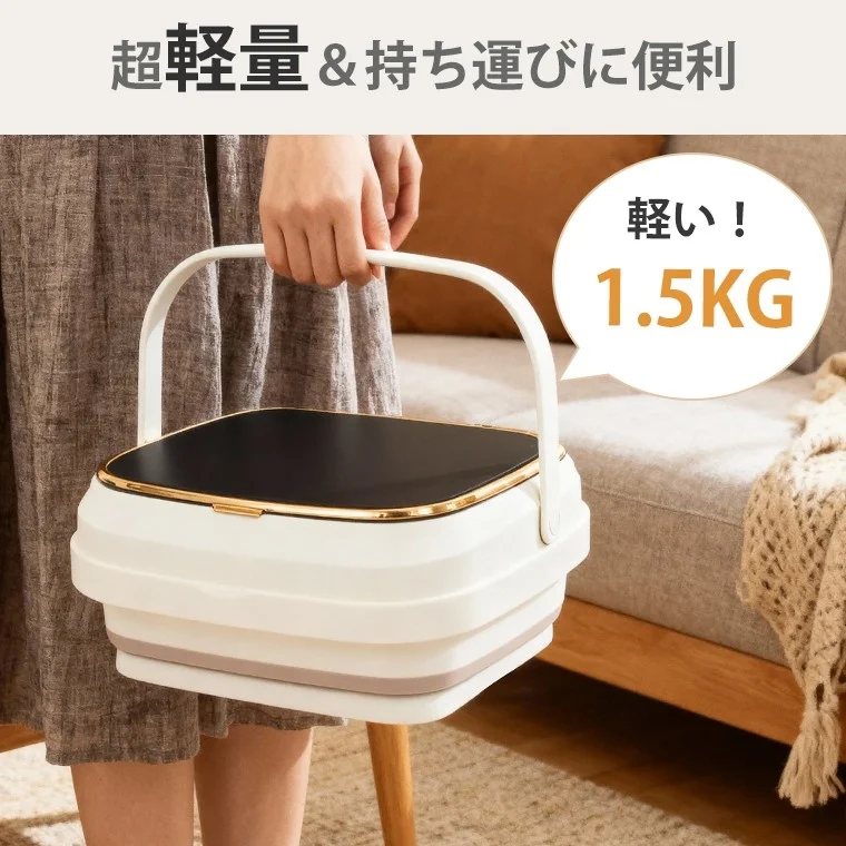 女性が白い折りたたみ式のポータブル洗濯機のような家電製品を持っている画像