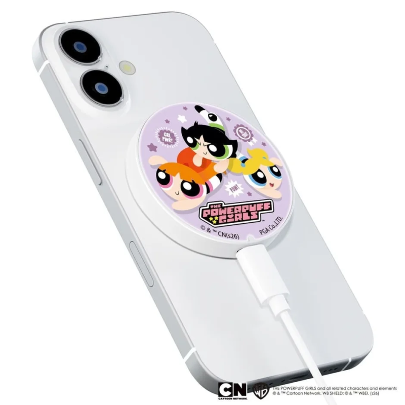 白いiPhoneに装着されたパワーパフガールズデザインのワイヤレス充電器