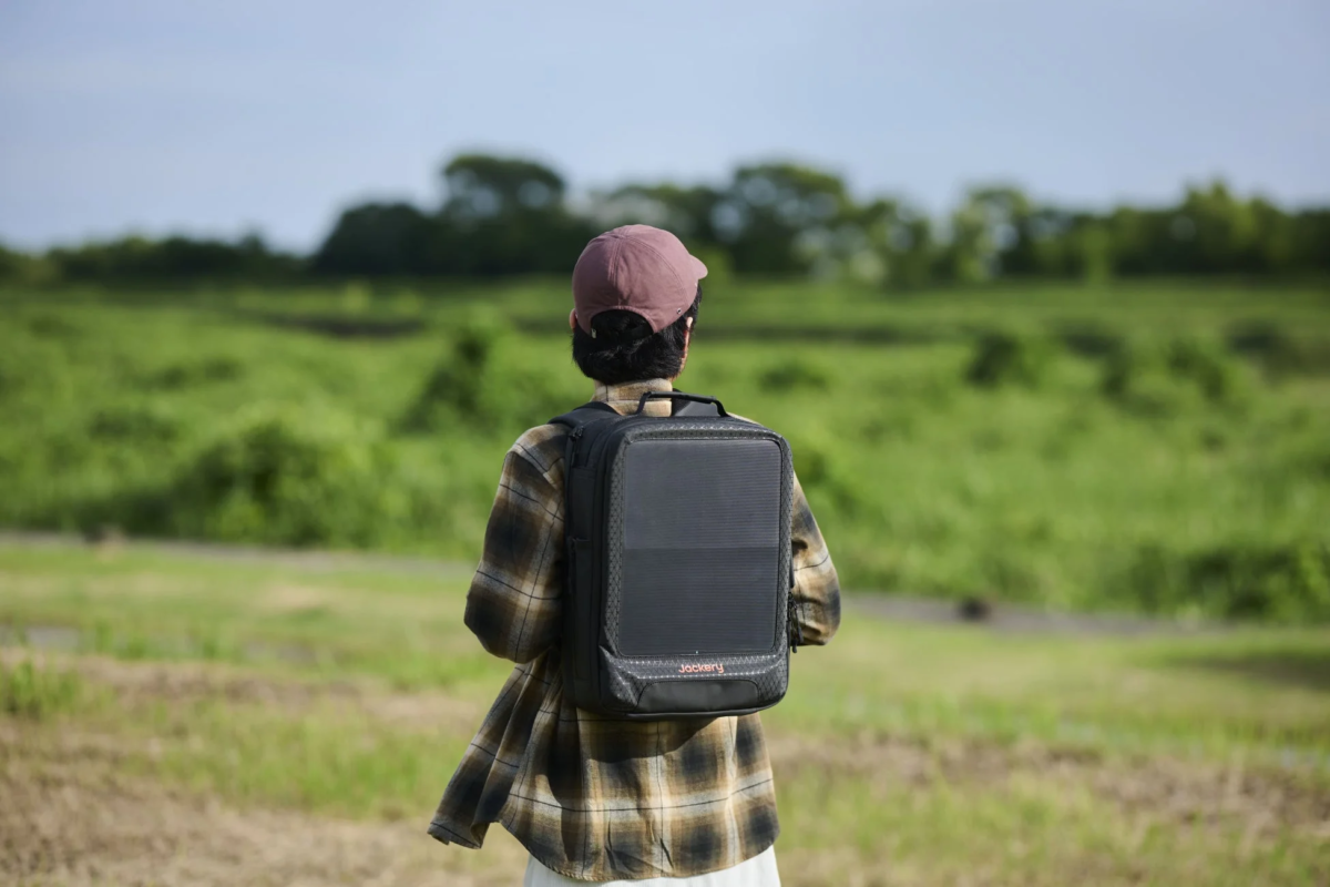 Jackery Solar Backpackを背負う人物
