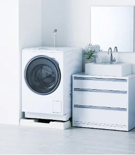 ランドリールームに設置されたドラム式洗濯乾燥機