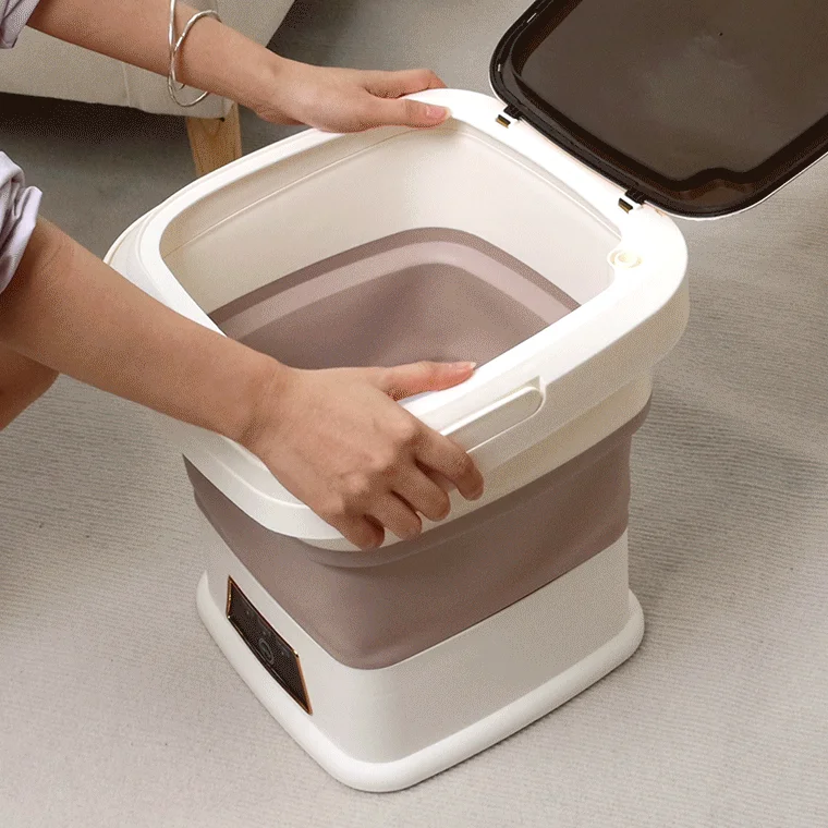 折りたたみ式のフットバスを操作している様子