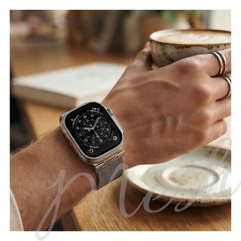 カフェでApple Watch Ultraを着用した手元