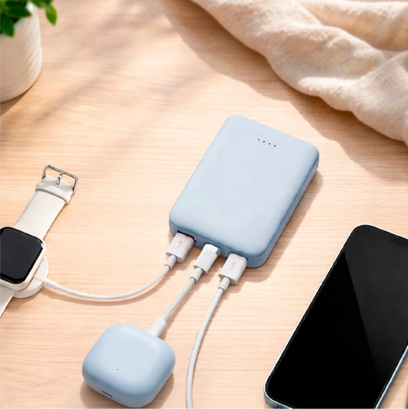 モバイルバッテリーで複数デバイスを充電する様子