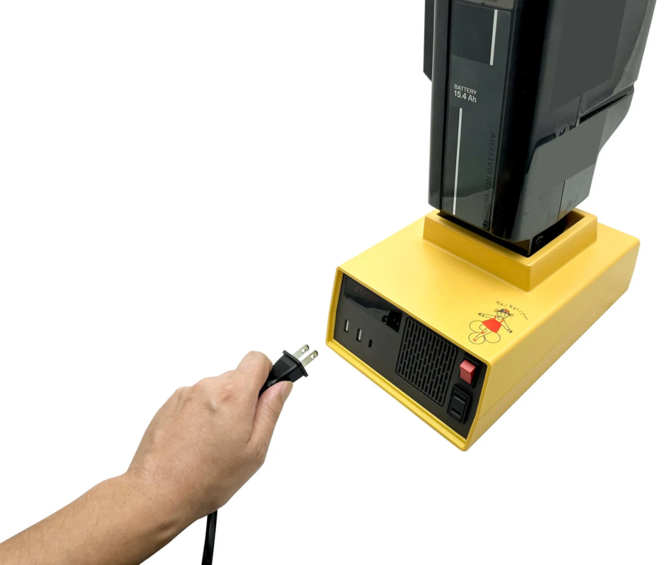 チャリパワーにバッテリーをセットし電源プラグを差し込む様子