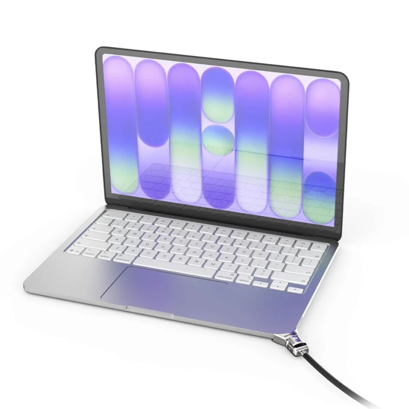 MacBook Neoに装着されたセキュリティスロットアダプター