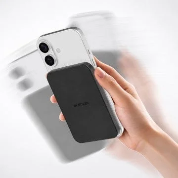 白いスマートフォンにELECOM製の黒いモバイルバッテリーのようなデバイスがマグネットで取り付けられ、それを手が持っている様子