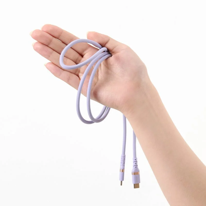 手に持ったラベンダー色のUSB-Cケーブル