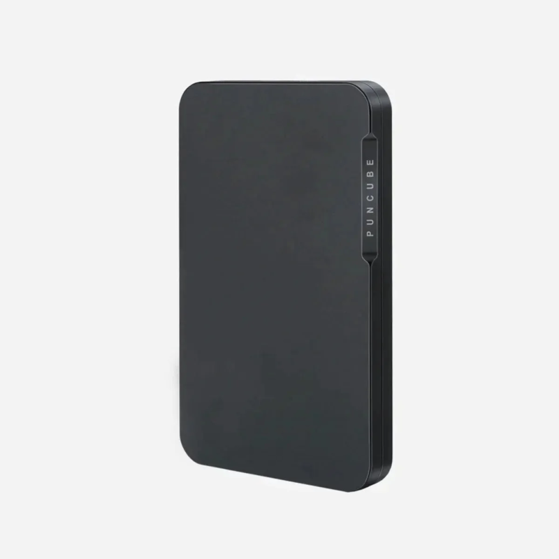 PUNCUBEというロゴが入った、角の丸い黒い電子機器が写っています。シンプルでモダンなデザインのポータブルデバイスです。
