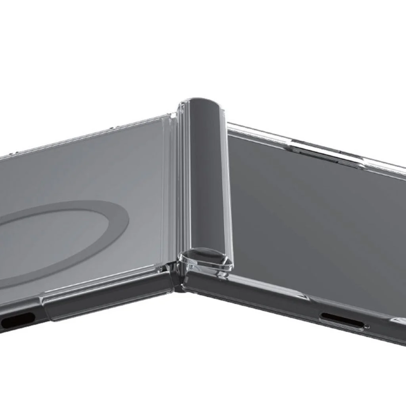 折りたたみスマートフォン用の透明な保護ケースが写っています。ヒンジ部分もカバーされ、背面にマグセーフのような円形デザインが見えます。デバイスを保護しつつ、デザインを損なわないクリアな外観です。