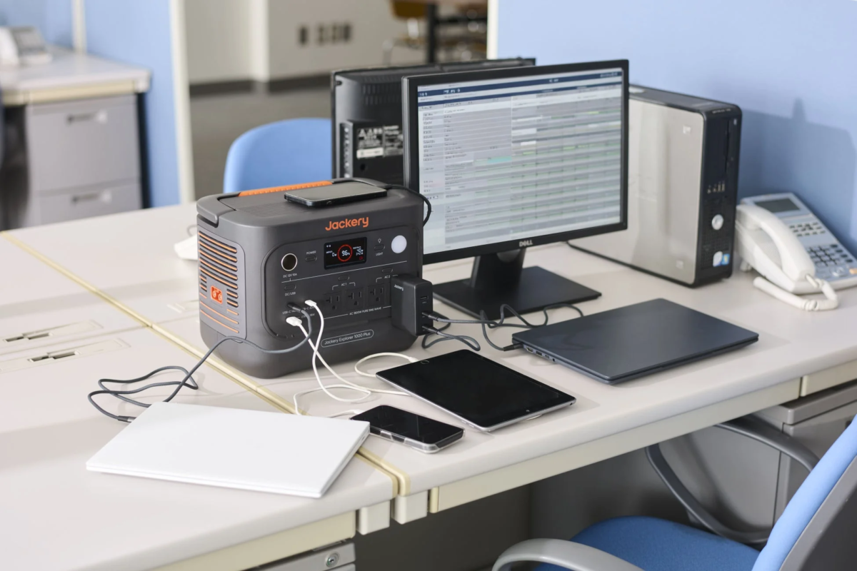 Jackery ポータブル電源が複数の電子機器に給電