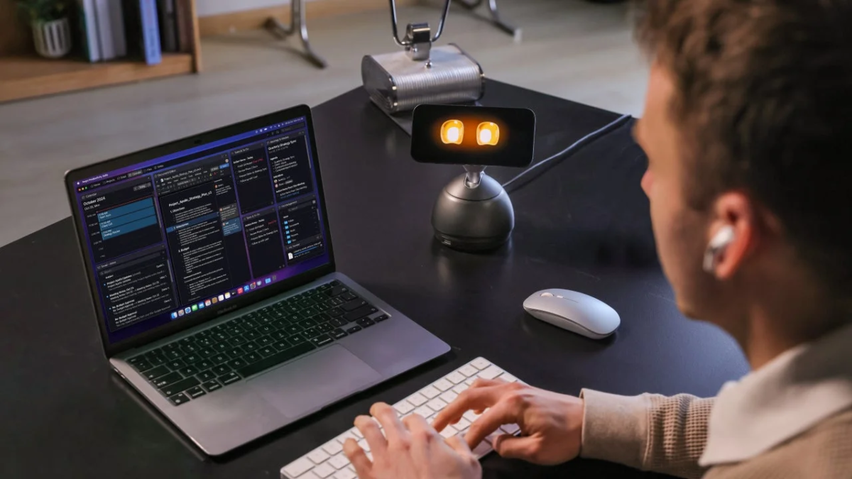 デスクワーク中のLoona Deskmate