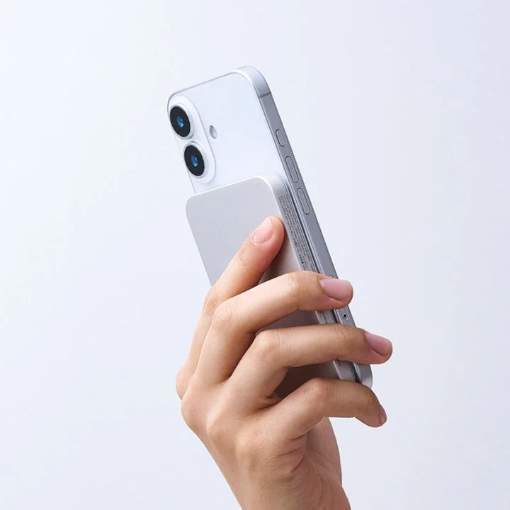 スマートフォンにモバイルバッテリーが装着されている様子