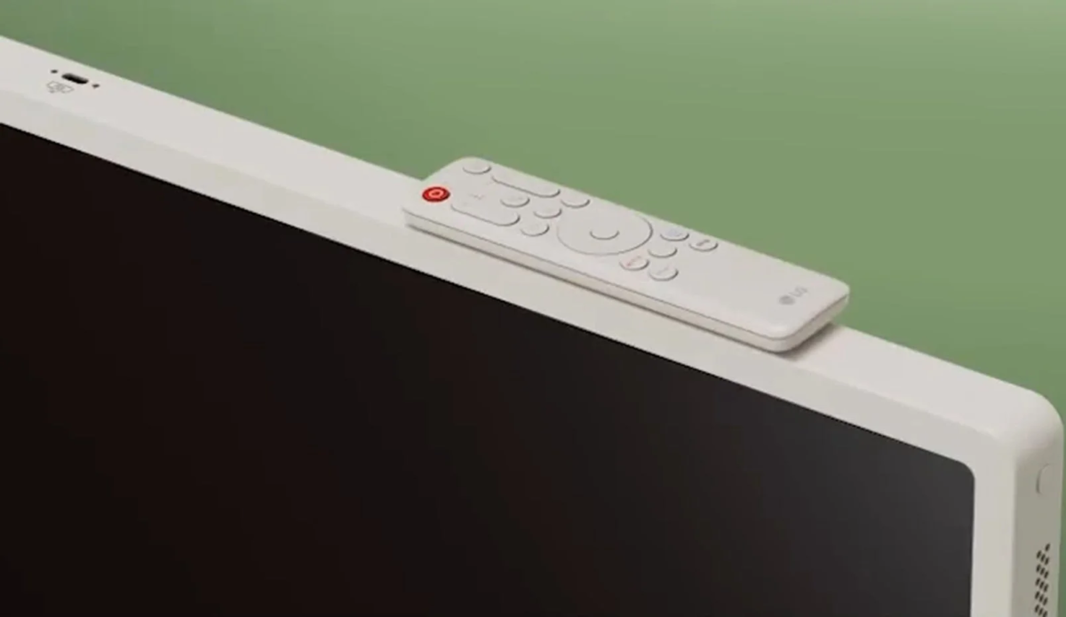 ディスプレイの上に置かれたリモコン