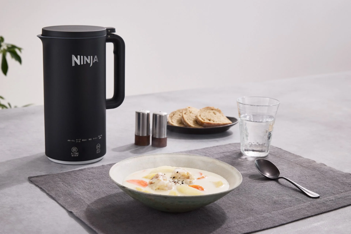 NINJAブランドの調理家電と温かいクリームシチューのようなスープ