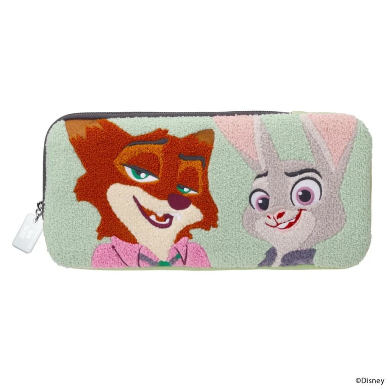 ディズニー映画『ズートピア』のキャラクター、ニックとジュディが刺繍されたライトグリーンのペンケース