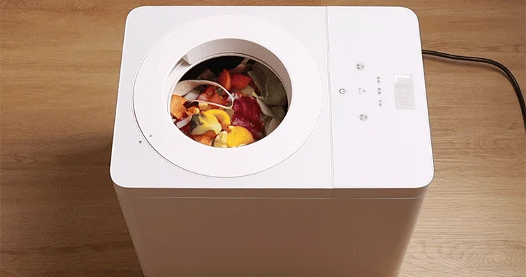 生ごみ処理機に生ごみを投入する様子