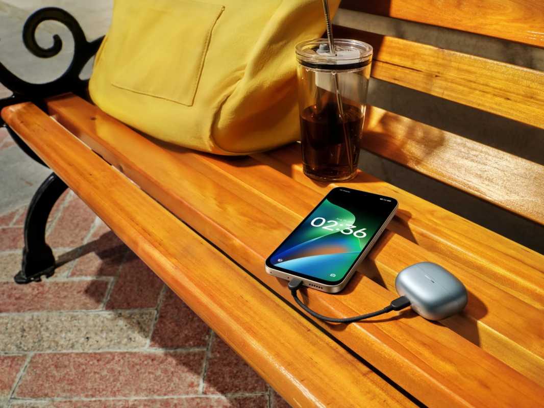 スマートフォンがワイヤレスイヤホンケースを充電している様子