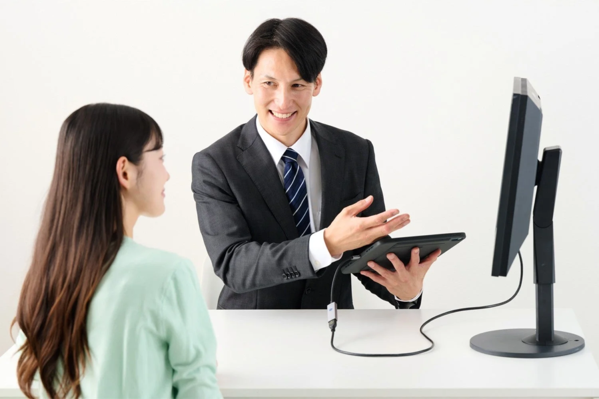 タブレットとモニターを活用したビジネスシーン