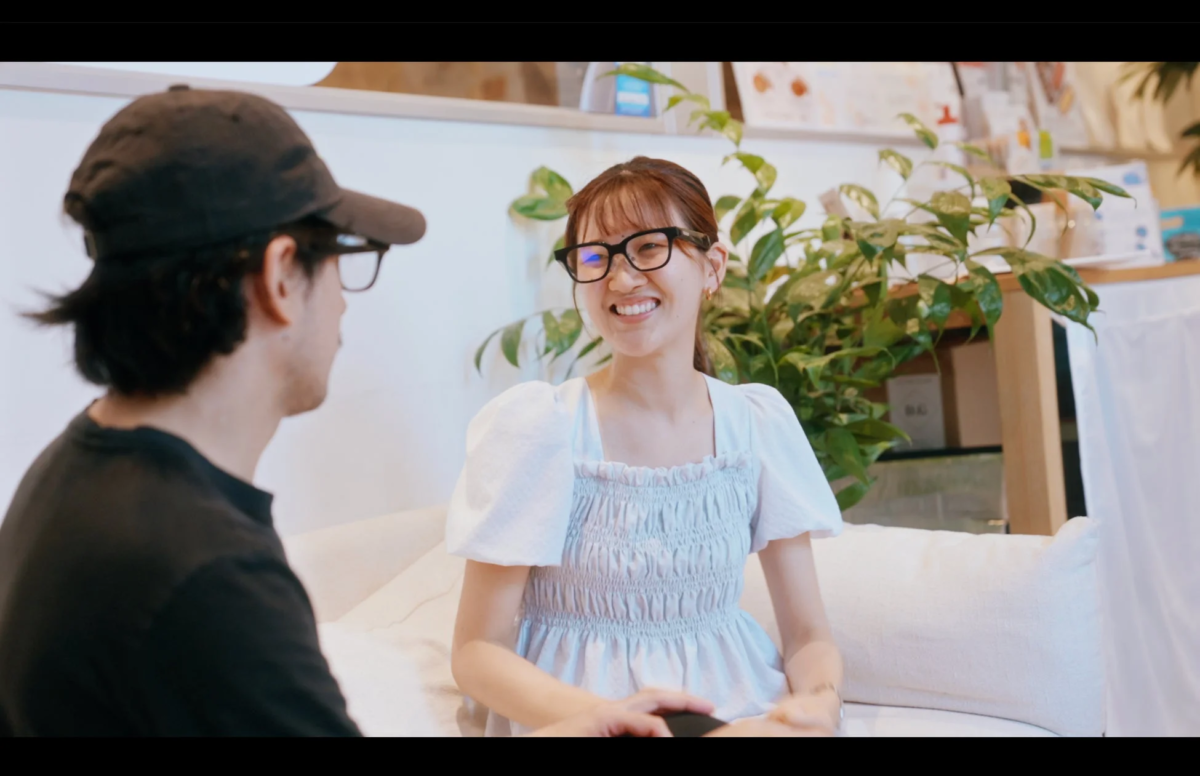 カフェでの会話風景