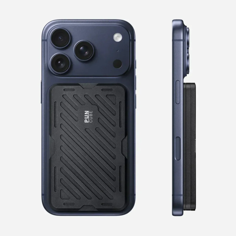 紺色のスマートフォンに黒いテクスチャード加工のカードホルダーが取り付けられた様子を、背面と側面から捉えた画像です。スタイリッシュなスマホアクセサリーを示しています。