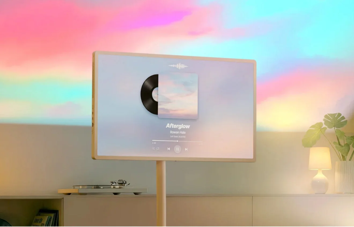 ターンテーブルが置かれたテレビ画面