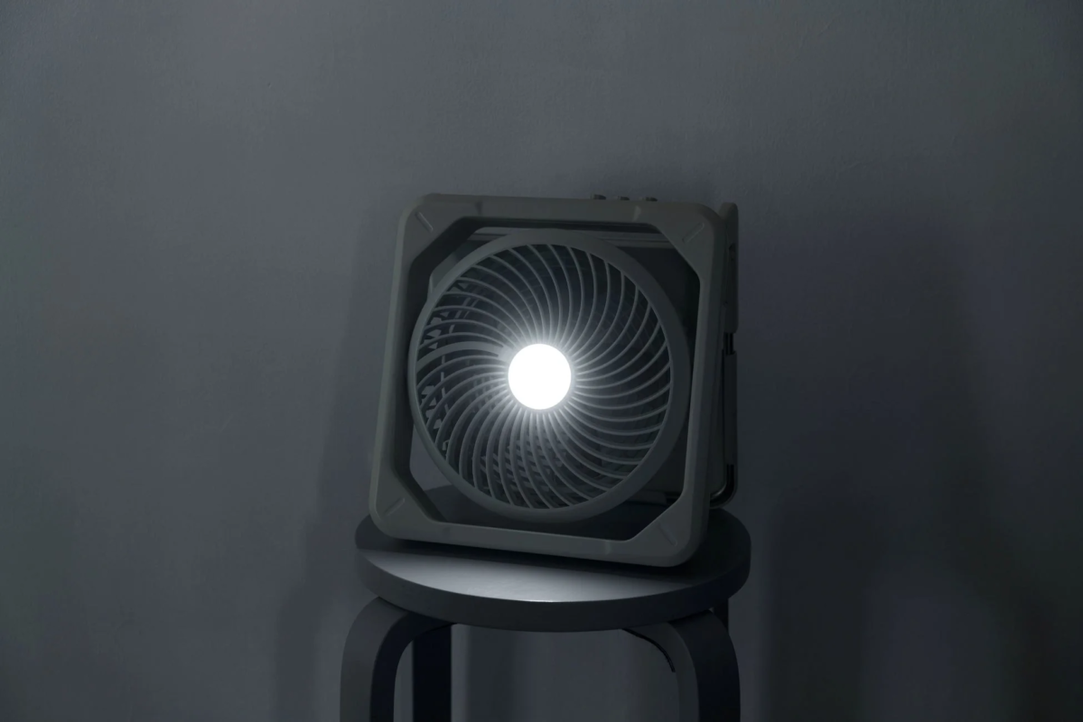 暗闇でLEDライトが光る扇風機