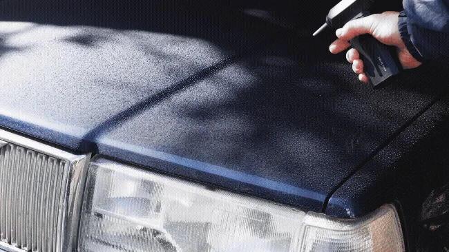 車に水を吹き付ける様子