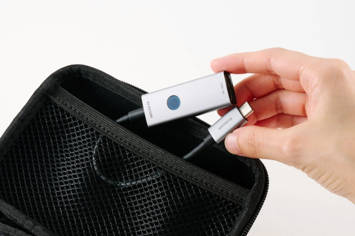 黒いメッシュポーチから取り出されるエレコム製USB-C変換アダプター