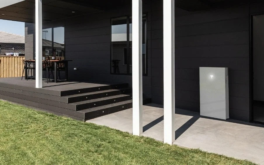 テスラPowerwallが設置された住宅外観
