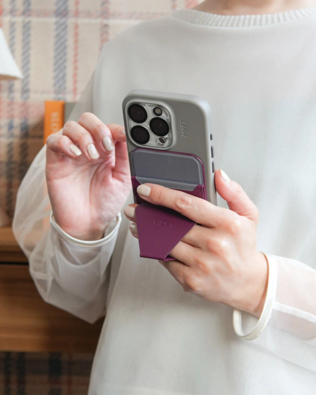 女性がスマホスタンドを持つ