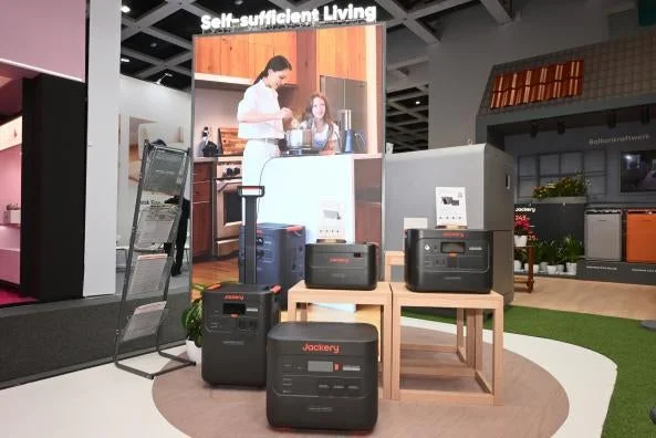 Jackeryのポータブル電源が展示されているブース