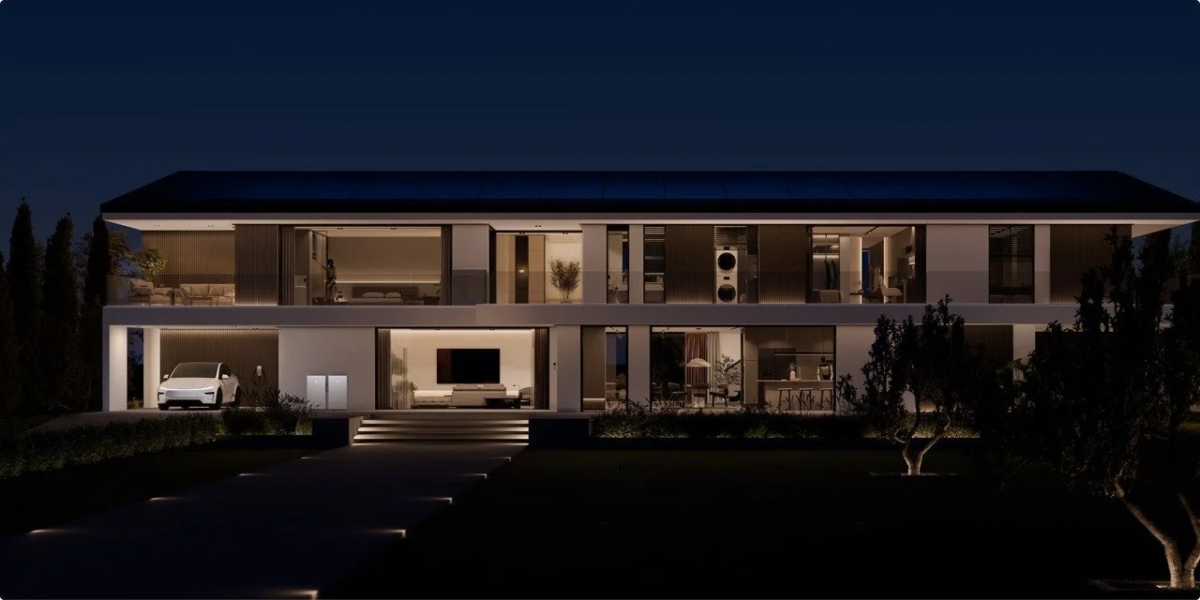 モダンで豪華な2階建て住宅の夜景。ガレージには電気自動車が充電中で、屋根にはソーラーパネル、屋外には蓄電池が見える。