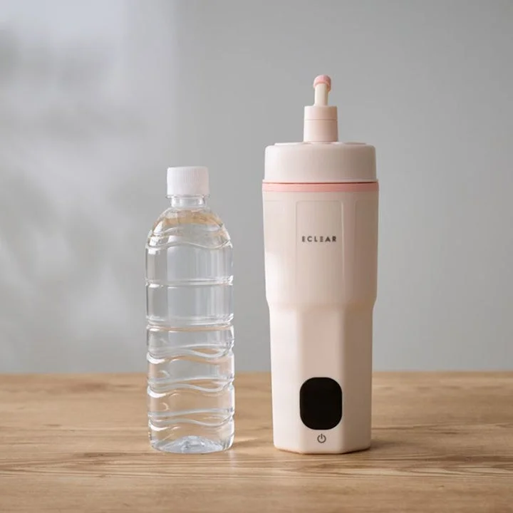 ペットボトルとECLEARブランドの携帯型加湿器