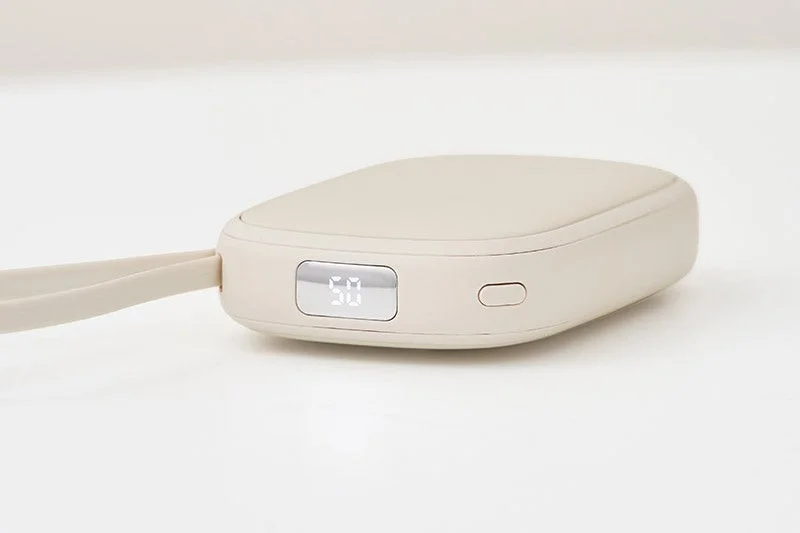 デジタルディスプレイに「50」と表示された充電式カイロ