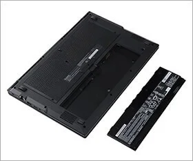 ノートパソコンの底面と取り外されたバッテリーパック