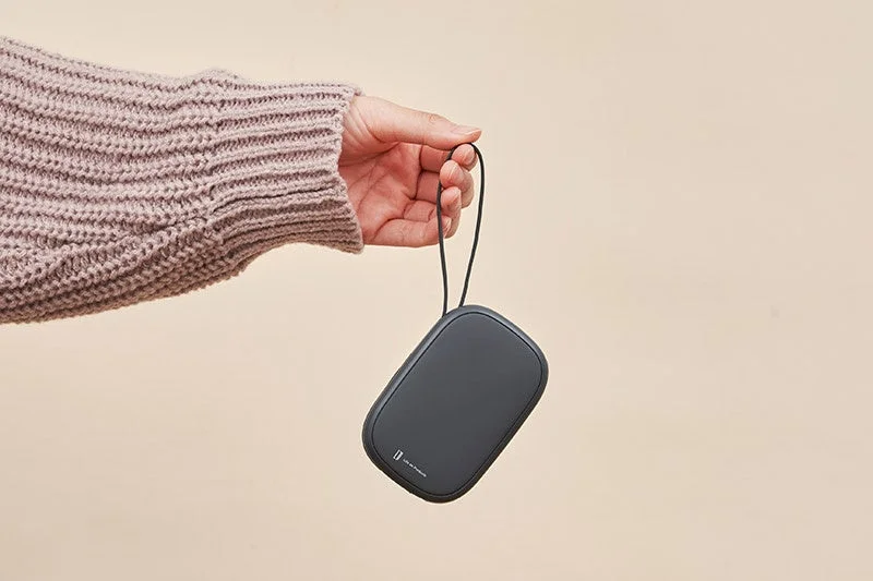 ニットの手がポータブルデバイスを吊り下げて持っている