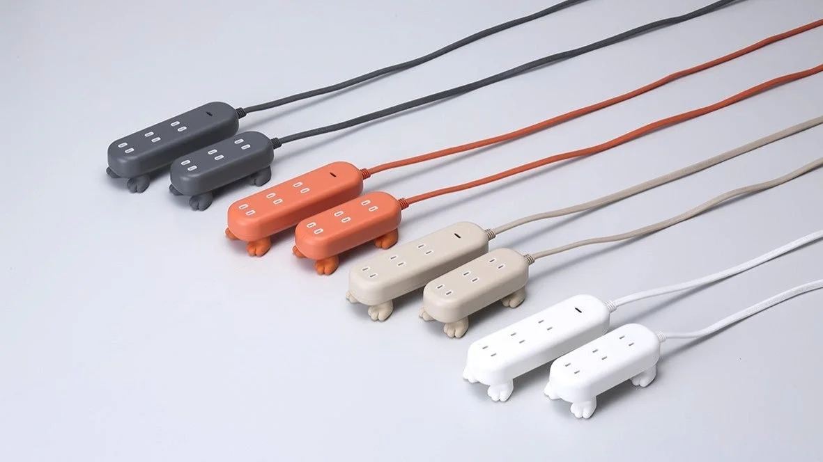 カラフルな足つき電源タップ